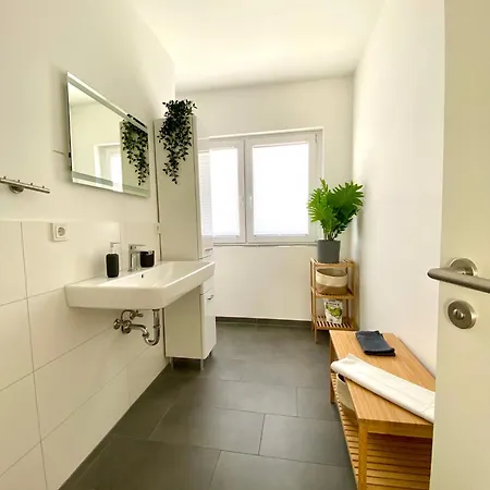 Kstay Apartment-kombi Im Eg Und Dg Fuer Bis Zu 8 Personen Mit Dachterrasse, Parkplaetzen, Smart-tvs Lejlighed