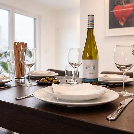 Lejlighed Kstay Apartment-kombi Im Eg Und Dg Fuer Bis Zu 8 Personen Mit Dachterrasse, Parkplaetzen, Smart-tvs