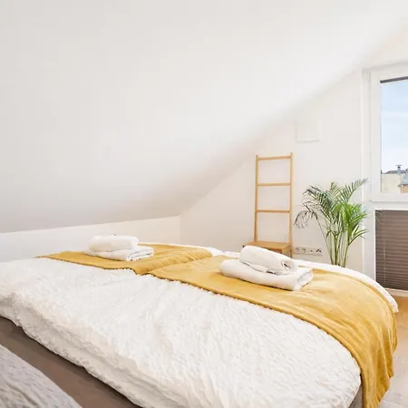 Kstay Apartment-kombi Im Eg Und Dg Fuer Bis Zu 8 Personen Mit Dachterrasse, Parkplaetzen, Smart-tvs Lejlighed
