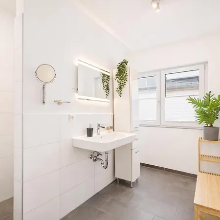 Kstay Apartment-kombi Im Eg Und Dg Fuer Bis Zu 8 Personen Mit Dachterrasse, Parkplaetzen, Smart-tvs * Eltville am Rhein