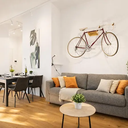 Kstay Apartment-kombi Im Eg Und Dg Fuer Bis Zu 8 Personen Mit Dachterrasse, Parkplaetzen, Smart-tvs Lejlighed
