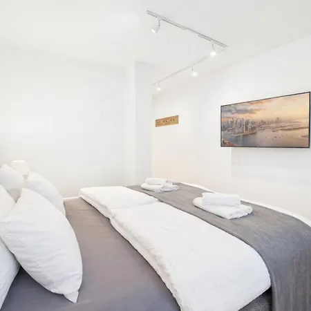 Kstay Apartment-kombi Im Eg Und Dg Fuer Bis Zu 8 Personen Mit Dachterrasse, Parkplaetzen, Smart-tvs Lejlighed